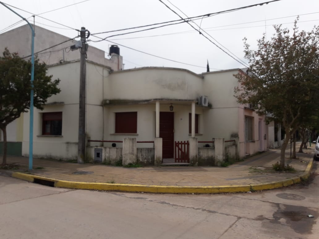 Casa en zona céntrica en Roque Perez. pcia. Bs As.