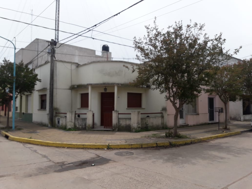 Casa en zona céntrica en Roque Perez. pcia. Bs As.