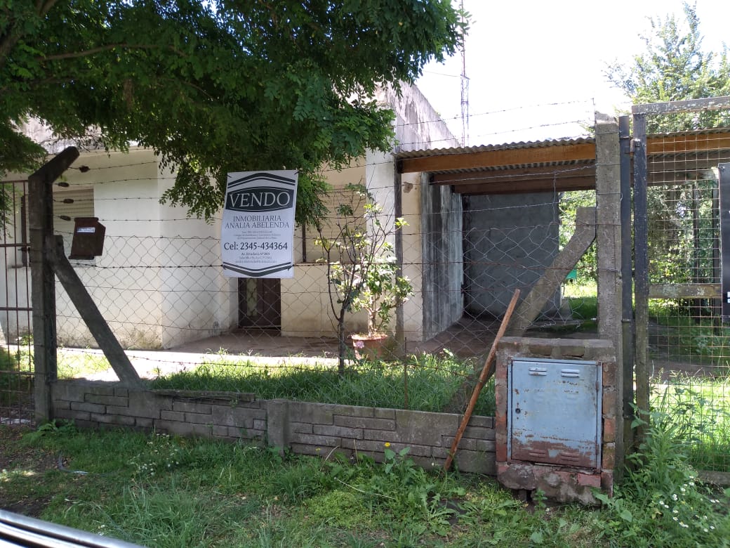 CASA EN VENTA CON AMPLIO TERRENO. TODOS LOS SERVICIOS. ROQUE PÉREZ