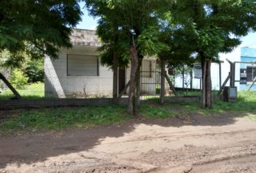 CASA EN VENTA CON AMPLIO TERRENO. TODOS LOS SERVICIOS. ROQUE PÉREZ