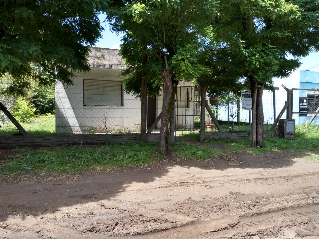 CASA EN VENTA CON AMPLIO TERRENO. TODOS LOS SERVICIOS. ROQUE PÉREZ