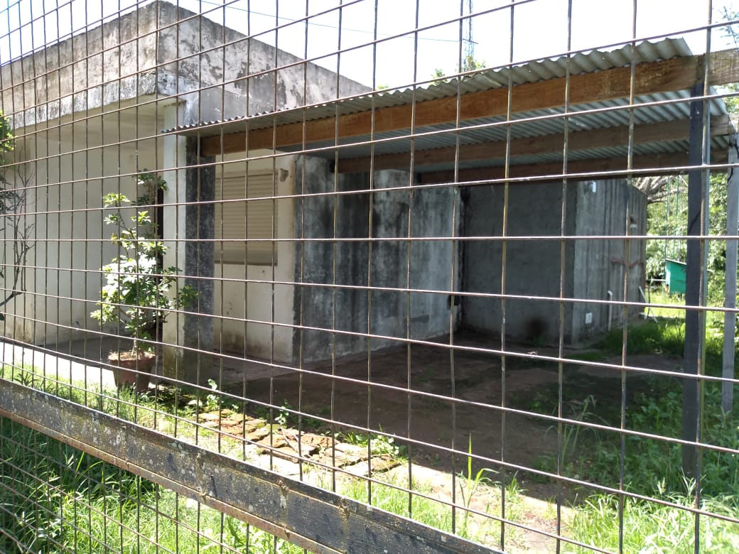 CASA EN VENTA CON AMPLIO TERRENO. TODOS LOS SERVICIOS. ROQUE PÉREZ