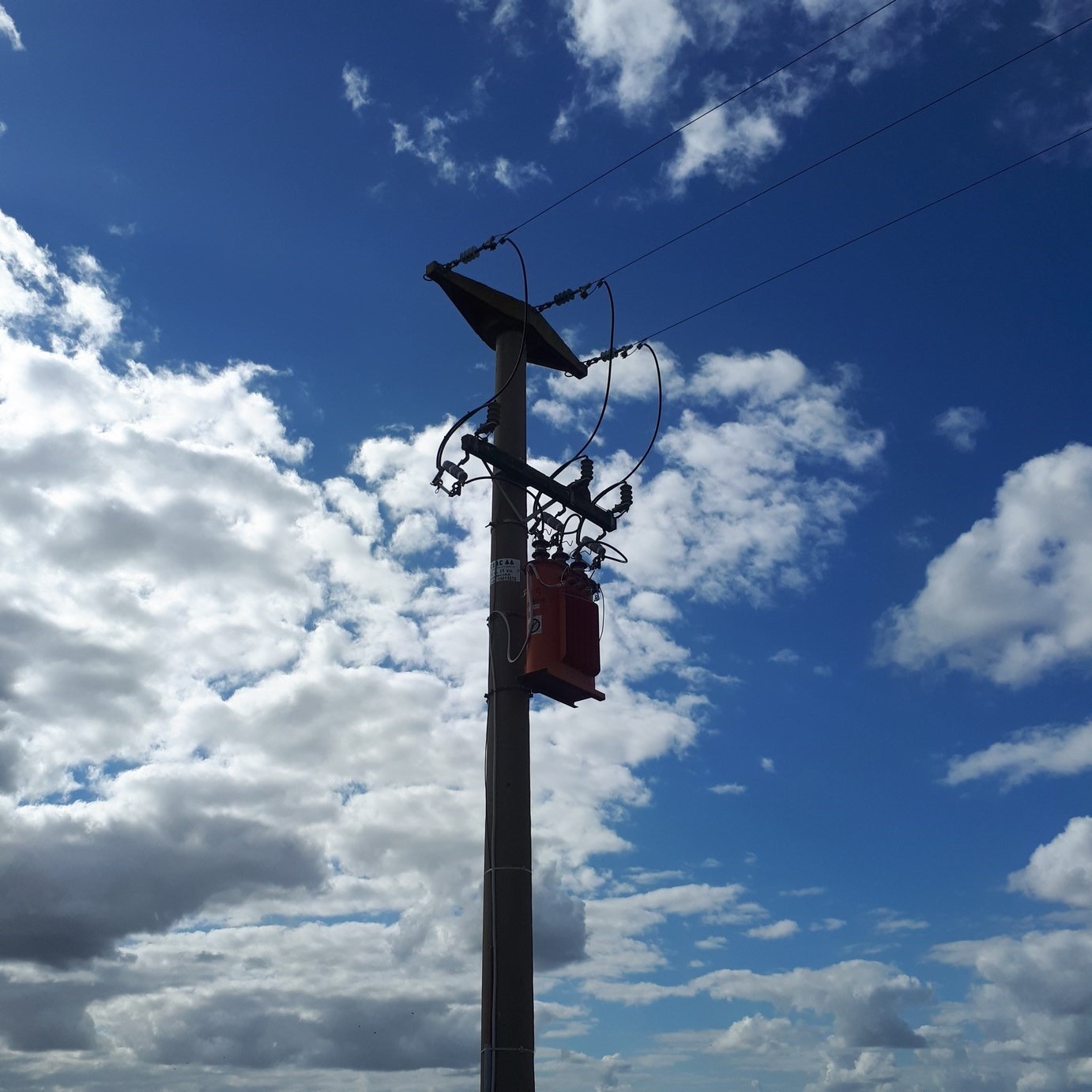 Dos silos y tinglado sobre acceso a la Laguna de Lobos EL CAMPO DE 15 HAS VA GRATIS
