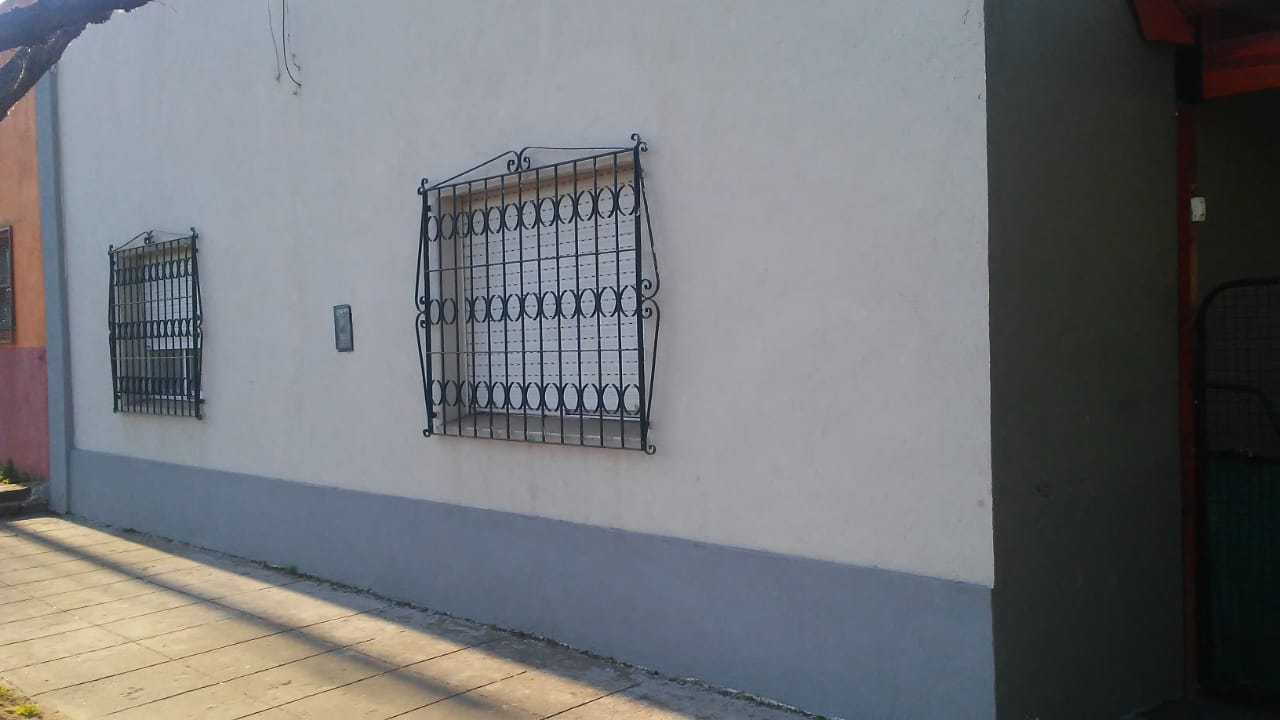Casa En Del Carril Mas Local Comercial Ideal Cambio De Vida-400 U$S x m2 cubierto