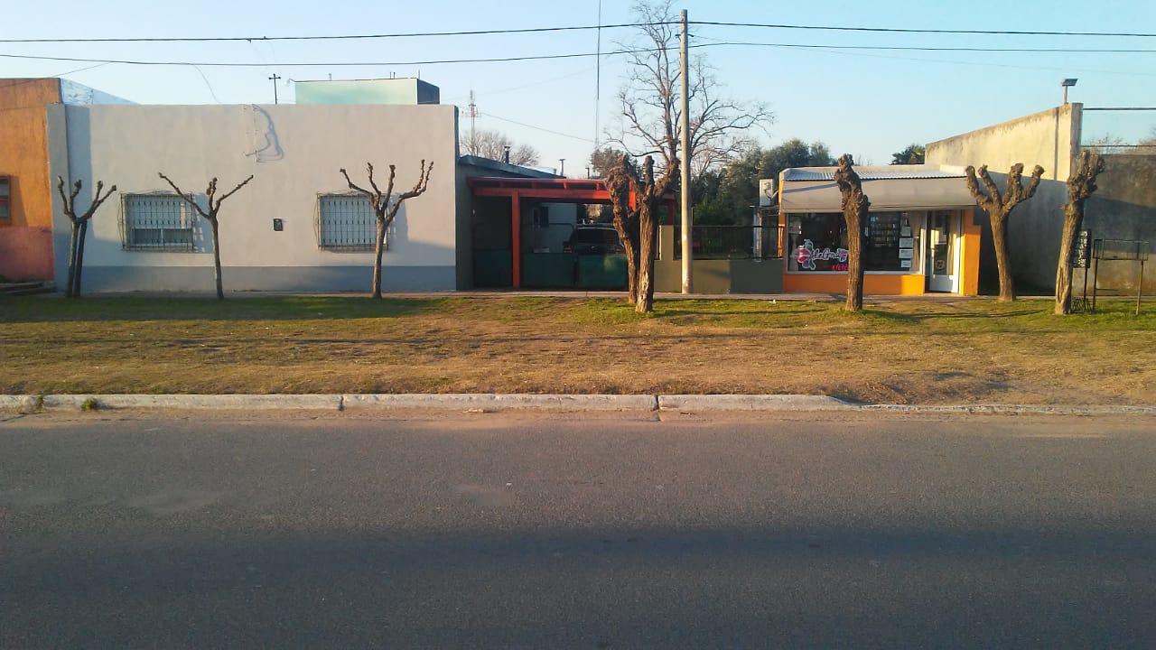 Casa En Del Carril Mas Local Comercial Ideal Cambio De Vida-400 U$S x m2 cubierto